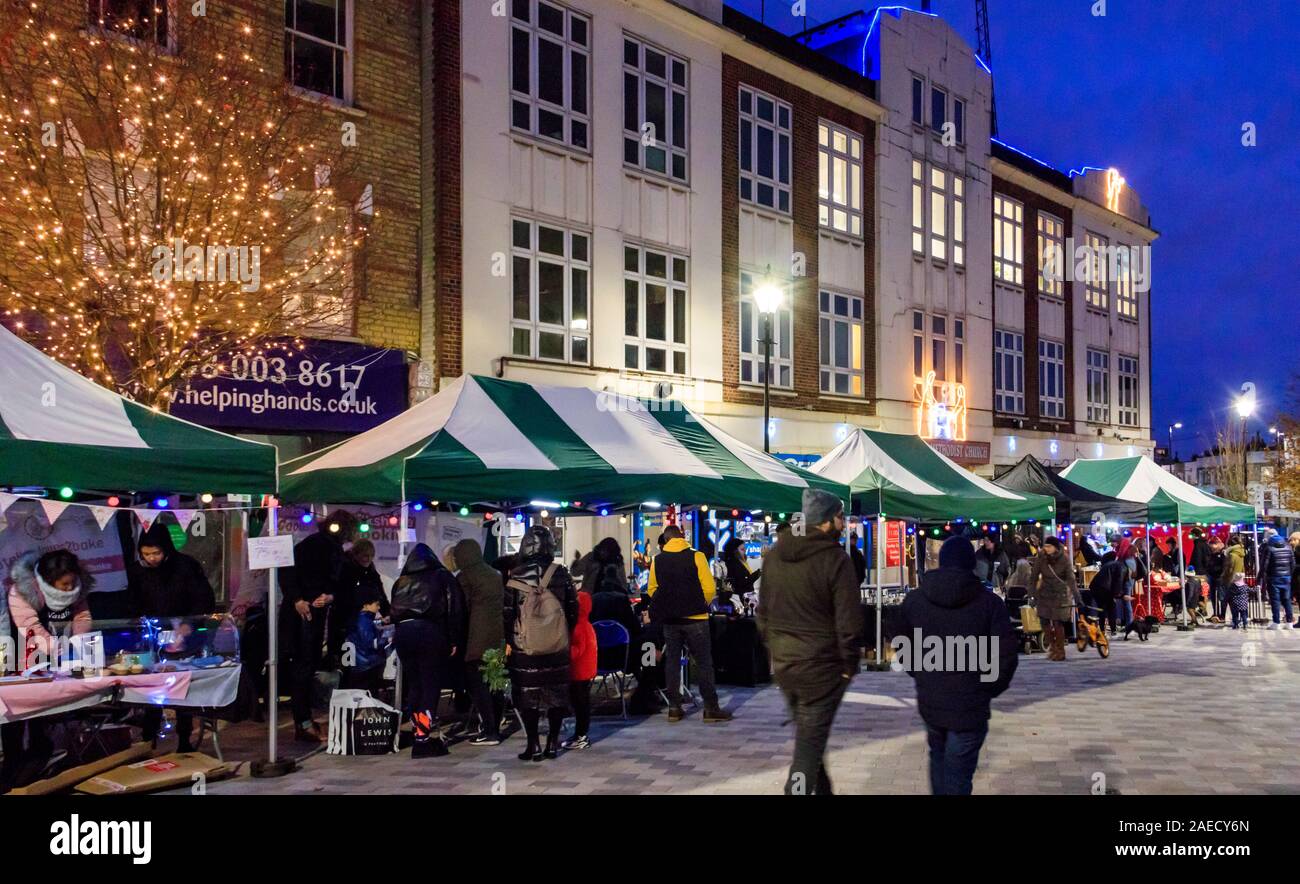 Le bancarelle del mercato al 2019 Archway Festival di Natale in Navigator Square, London, Regno Unito Foto Stock