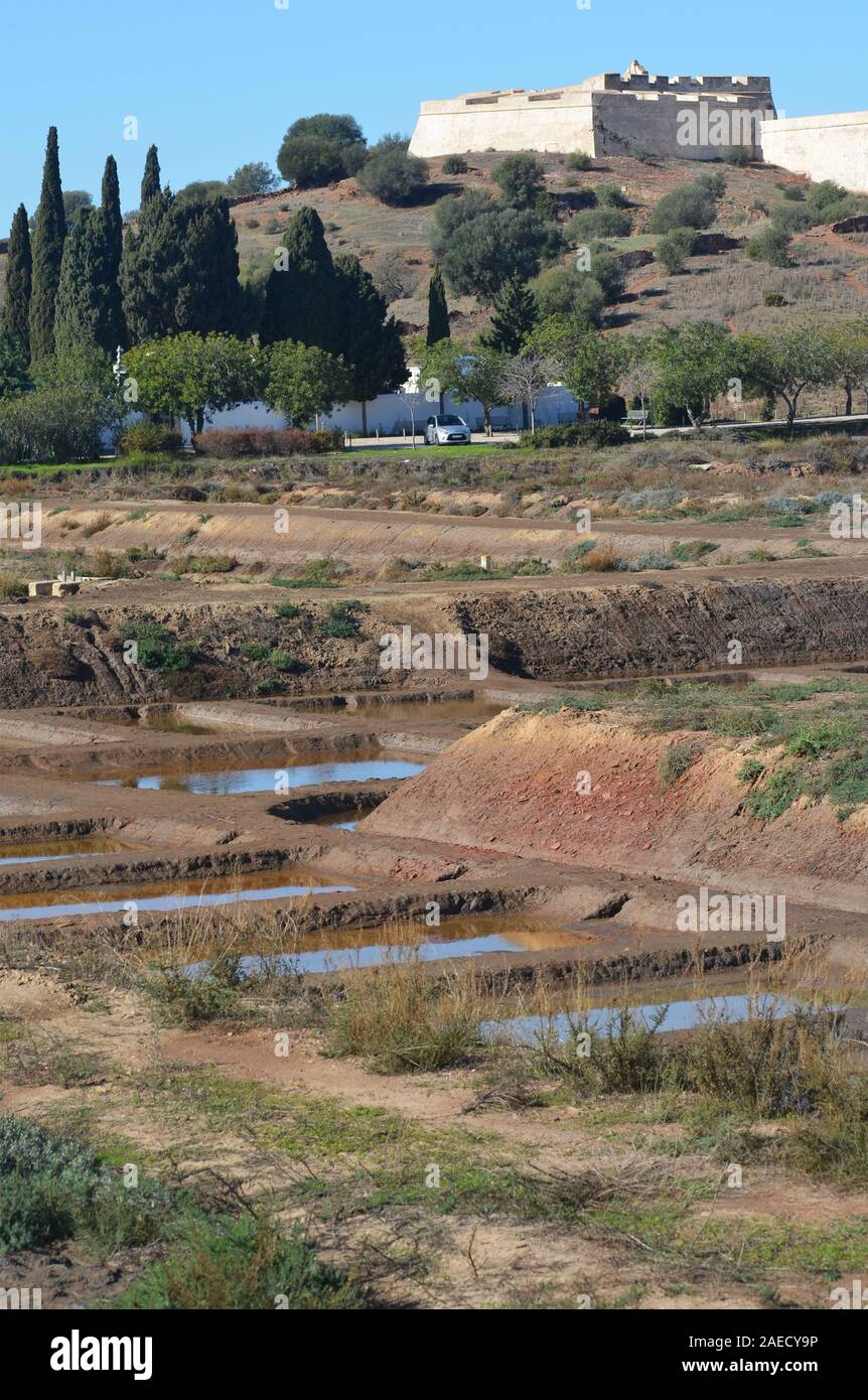 Saline artigianale in Castro Marim, Algarve (Portogallo meridionale) Foto Stock