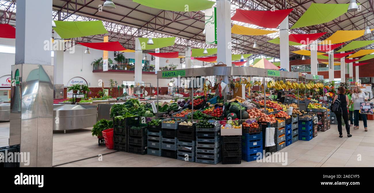 Il mercato comunale in Aveiro, Portogallo la vendita di frutta e verdura fresca Foto Stock