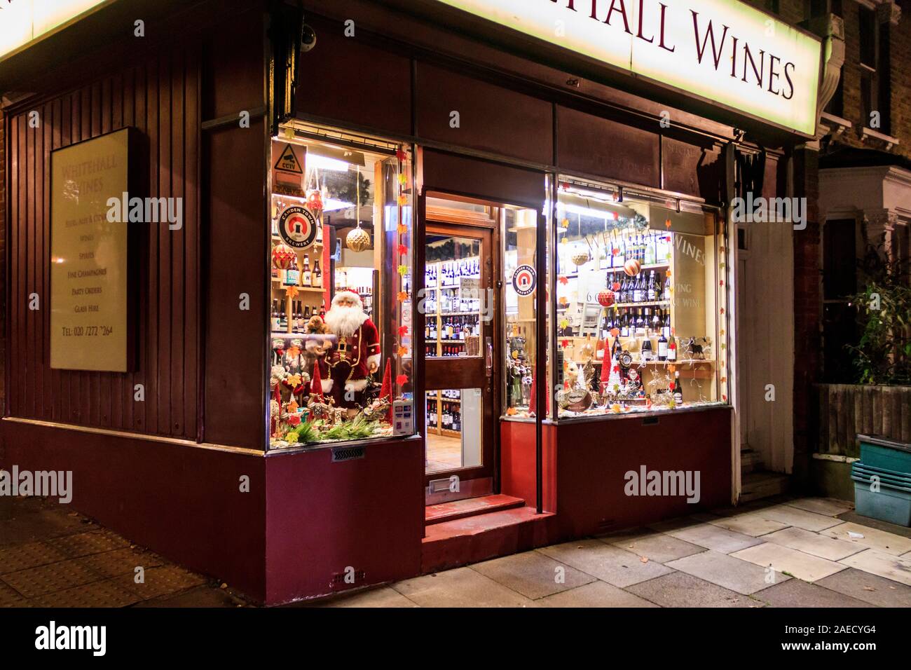 Un indipendente off-licenza e venditore di vino nella zona nord di Londra, Regno Unito Foto Stock