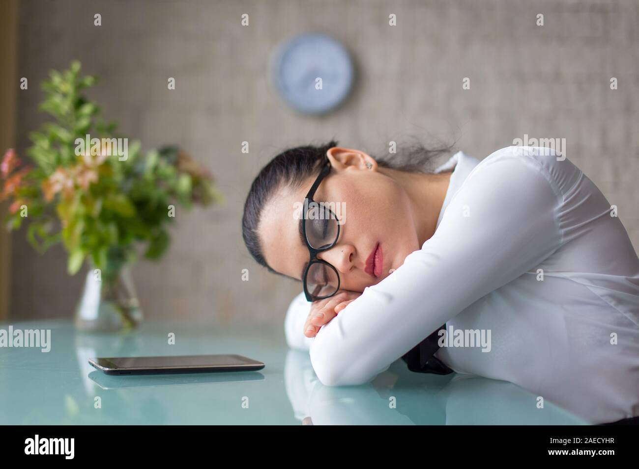 Oberati di lavoro dipendente di dormire sulla scrivania in ufficio Foto Stock