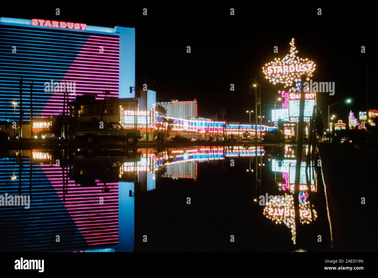 Las Vegas, Nevada, Stati Uniti d'America - 10 Marzo 1992: archivio fotografico editoriale della Stardust Resort and Casino con pioggia pozza di riflessione. L'hotel ha aperto nel Foto Stock