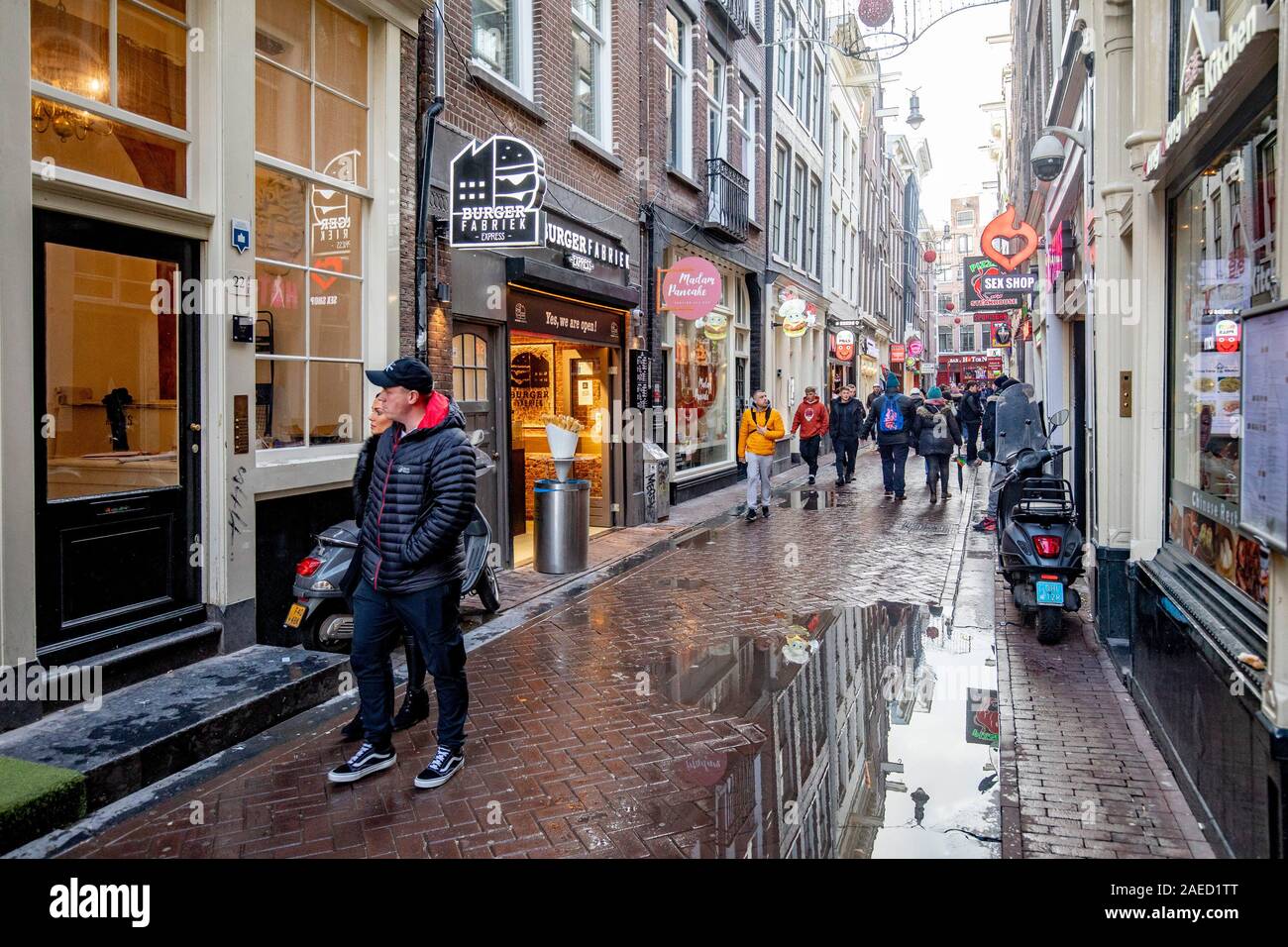 Amsterdam, Paesi Bassi. 08 Dic, 2019. AMSTERDAM, de Wallen, 08-12-2019, una strada dello shopping nel quartiere a luci rosse di Amsterdam. Credito: Pro scatti/Alamy Live News Foto Stock