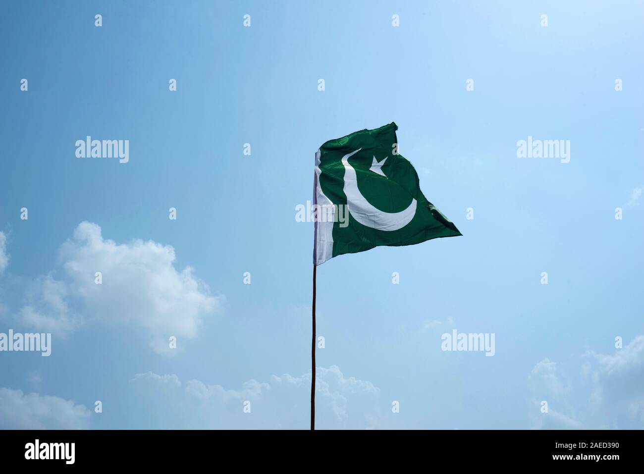 La bandiera nazionale del Pakistan volare nel cielo blu con nuvole Foto Stock