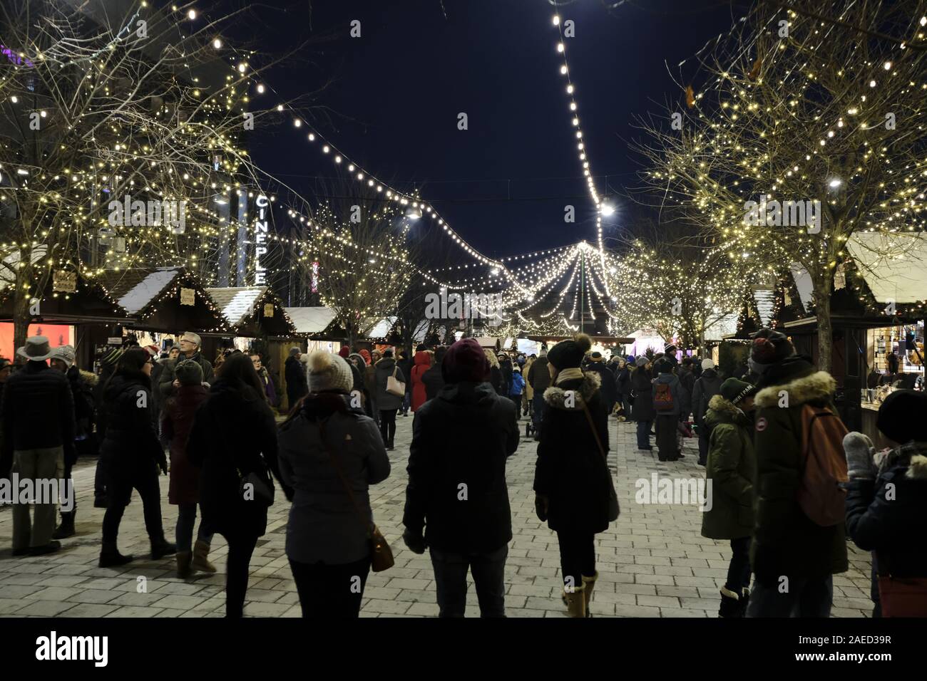 La folla e luminoso scintillio di luci a Ottawa il Mercatino di Natale a Lansdowne, Ottawa, Ontario, Canada. Foto Stock