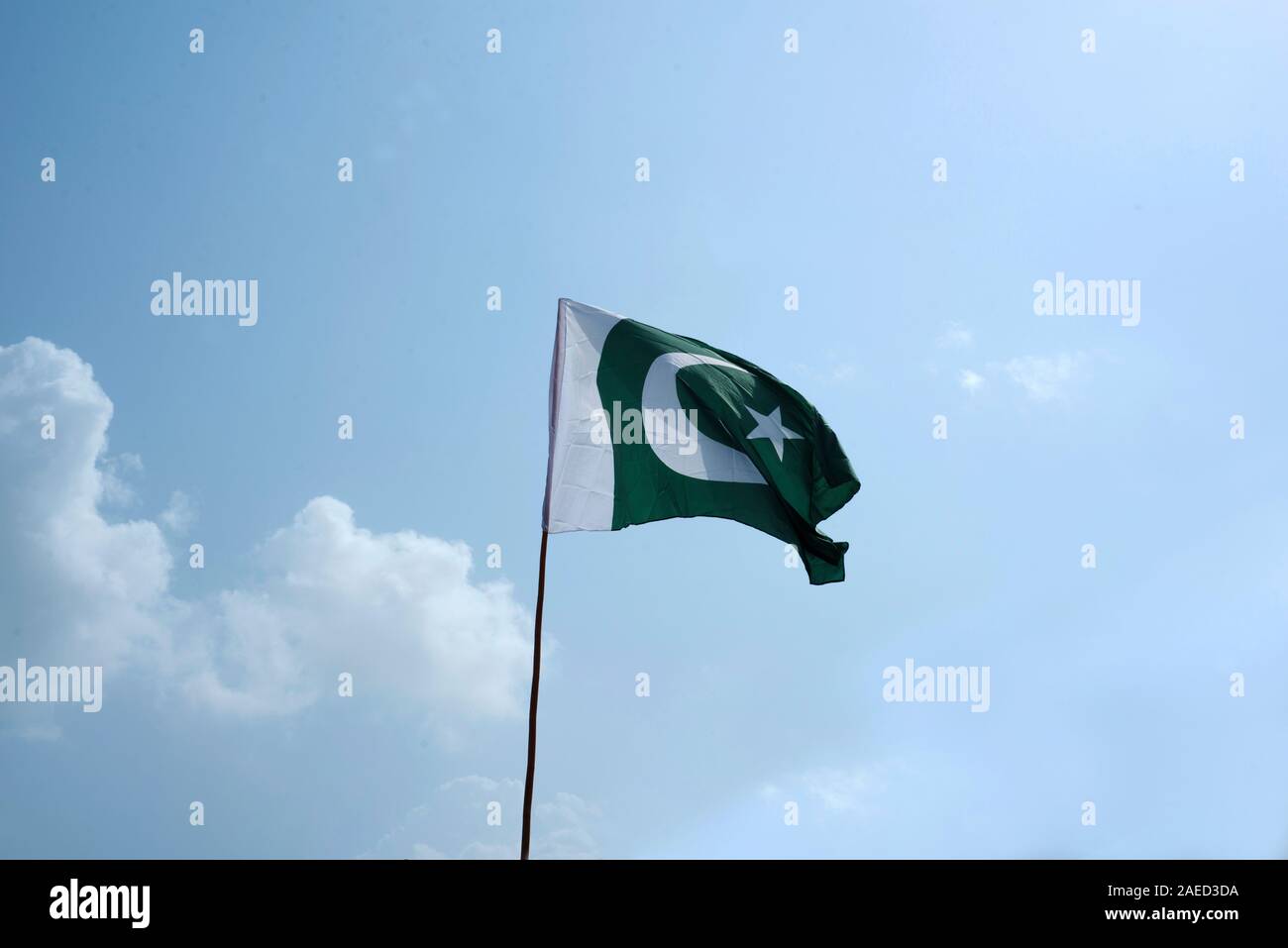 La bandiera nazionale del Pakistan volare nel cielo blu con nuvole Foto Stock