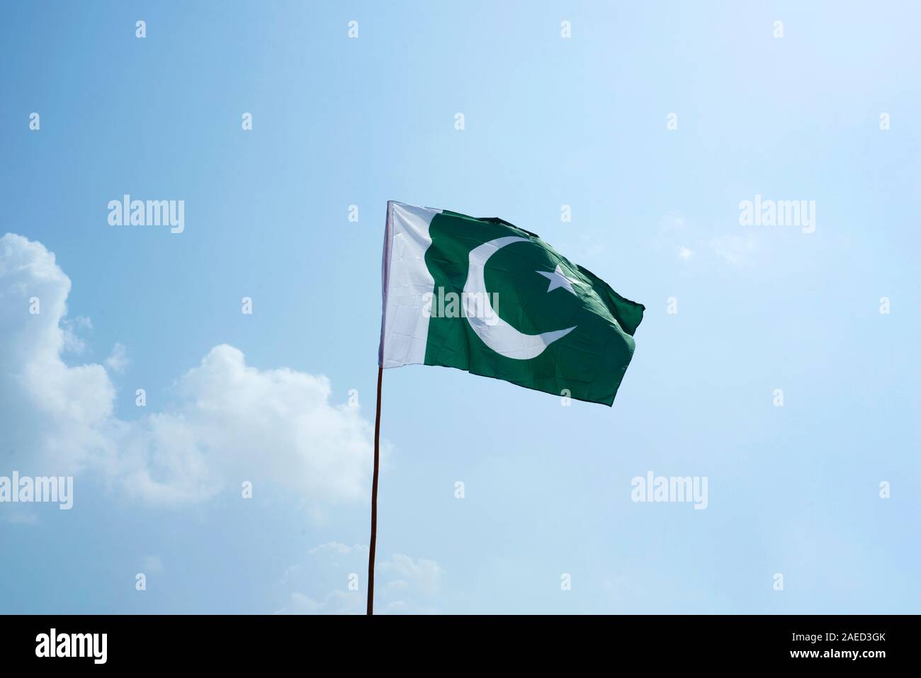 La bandiera nazionale del Pakistan volare nel cielo blu con nuvole Foto Stock