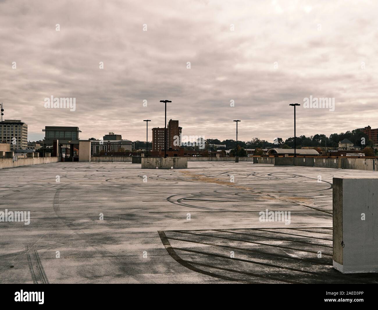 Vuoto parcheggio garage ultimo piano parcheggio a Montgomery in Alabama, Stati Uniti d'America. Foto Stock