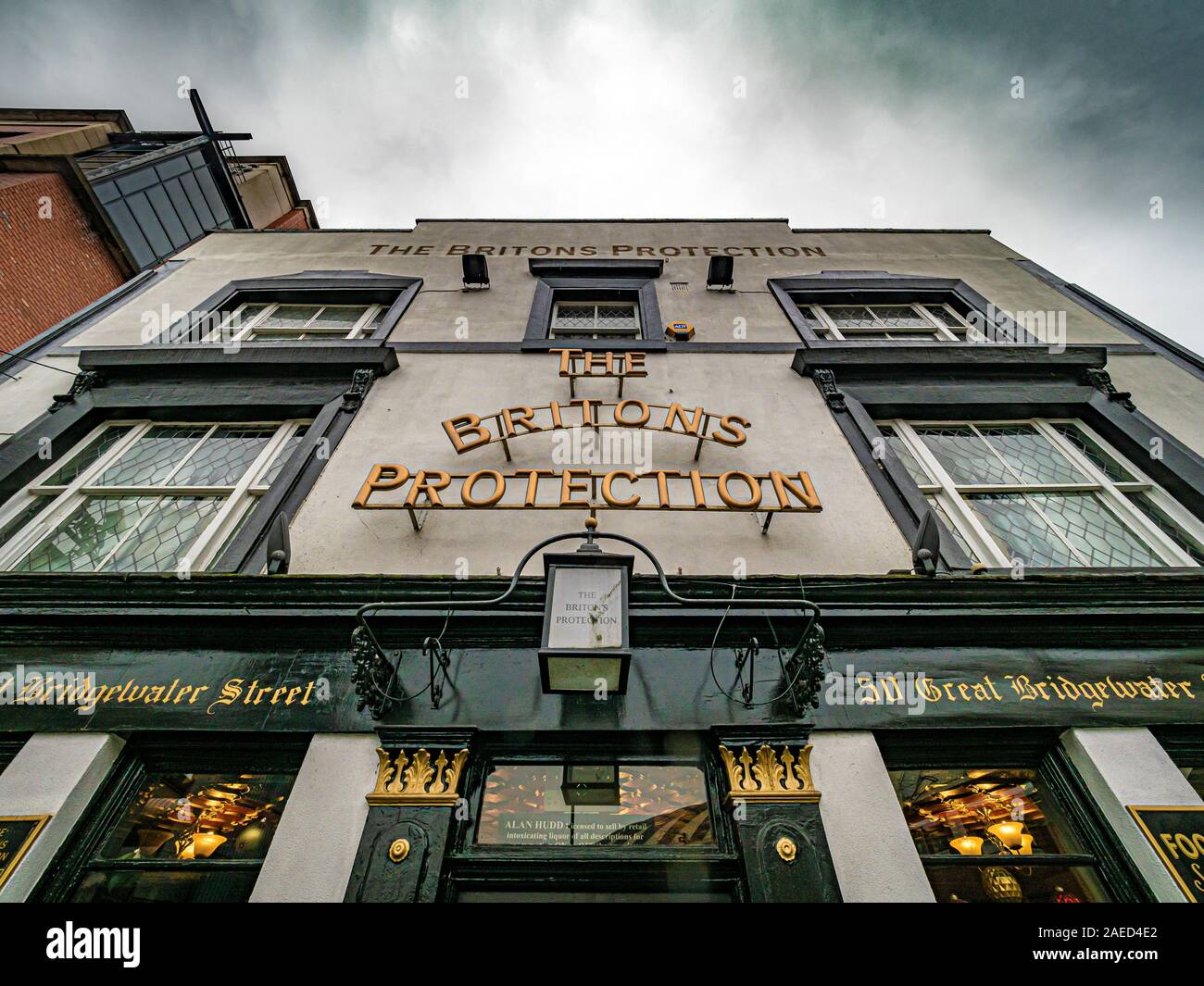 Il britannico del pub di protezione nell'angolo di Great Bridgewater Street e abbassare Moseley Street, Manchester, Regno Unito. Costruito nel 1806. Foto Stock