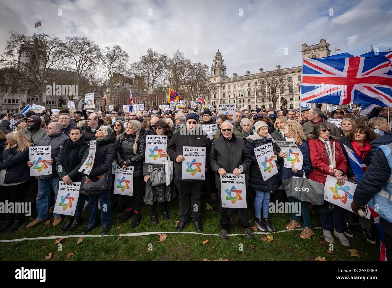 Londra, Regno Unito. 8 dicembre 2019. Insieme contro l' antisemitismo di dimostrazione e di rally in piazza del Parlamento. I membri della comunità ebraica e altri sostenitori si riuniscono per esprimere le loro preoccupazioni sulle questioni di antisemitismo verso gli Ebrei britannici nella vita pubblica e l'aumento dei crimini di odio. Credito: Guy Corbishley/Alamy Live News Foto Stock