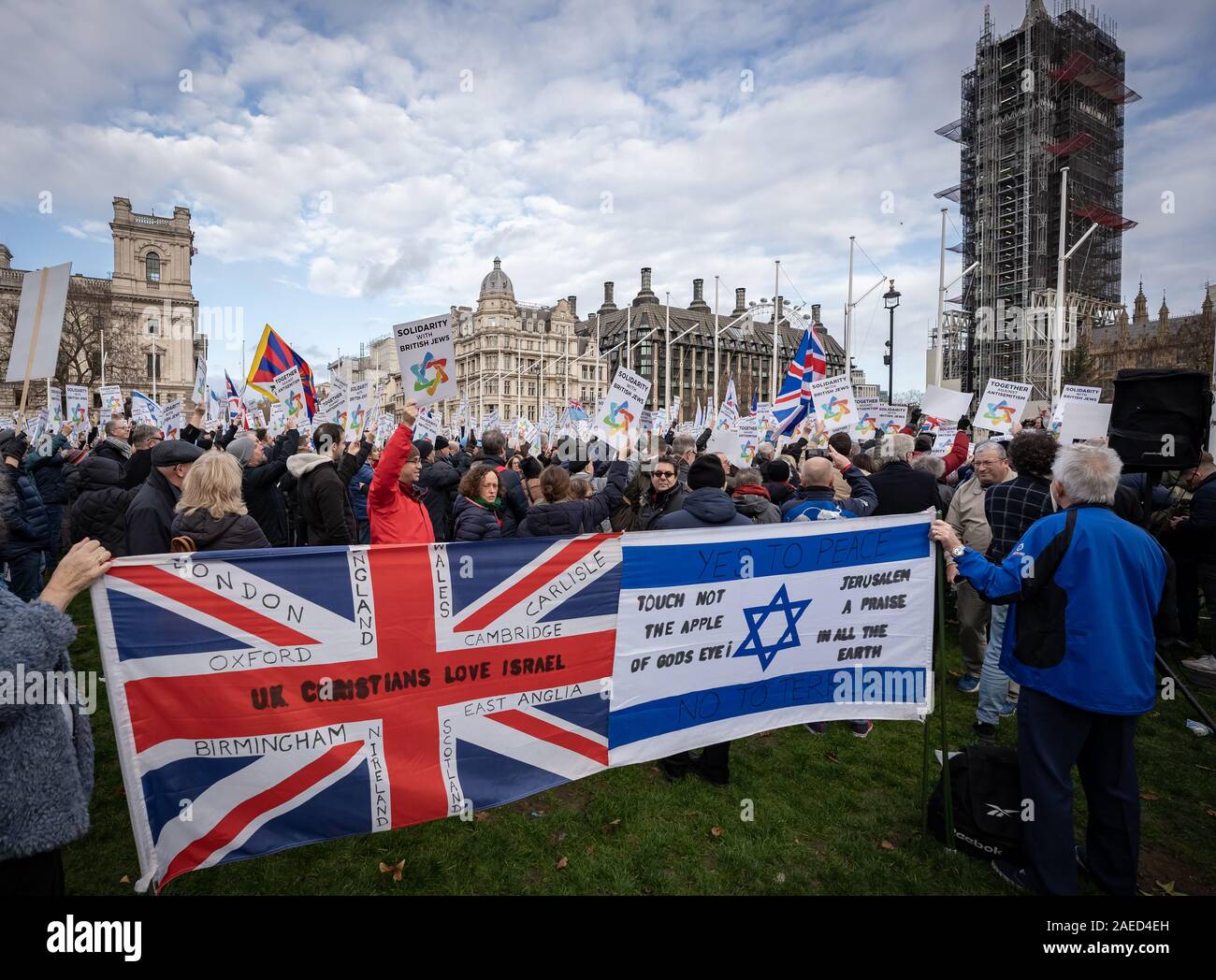 Londra, Regno Unito. 8 dicembre 2019. Insieme contro l' antisemitismo di dimostrazione e di rally in piazza del Parlamento. I membri della comunità ebraica e altri sostenitori si riuniscono per esprimere le loro preoccupazioni sulle questioni di antisemitismo verso gli Ebrei britannici nella vita pubblica e l'aumento dei crimini di odio. Credito: Guy Corbishley/Alamy Live News Foto Stock