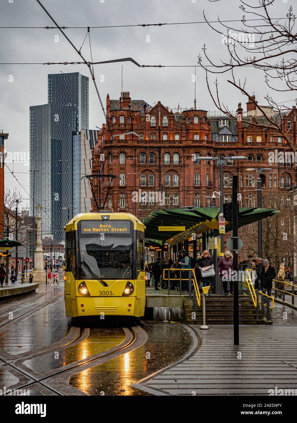Dal centro città in tram e la fermata dei tram, Manchester, Regno Unito. Foto Stock