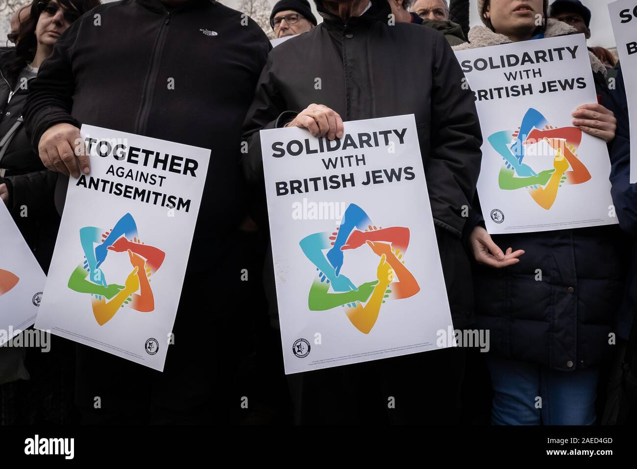Londra, Regno Unito. 8 dicembre 2019. Insieme contro l' antisemitismo di dimostrazione e di rally in piazza del Parlamento. I membri della comunità ebraica e altri sostenitori si riuniscono per esprimere le loro preoccupazioni sulle questioni di antisemitismo verso gli Ebrei britannici nella vita pubblica e l'aumento dei crimini di odio. Credito: Guy Corbishley/Alamy Live News Foto Stock