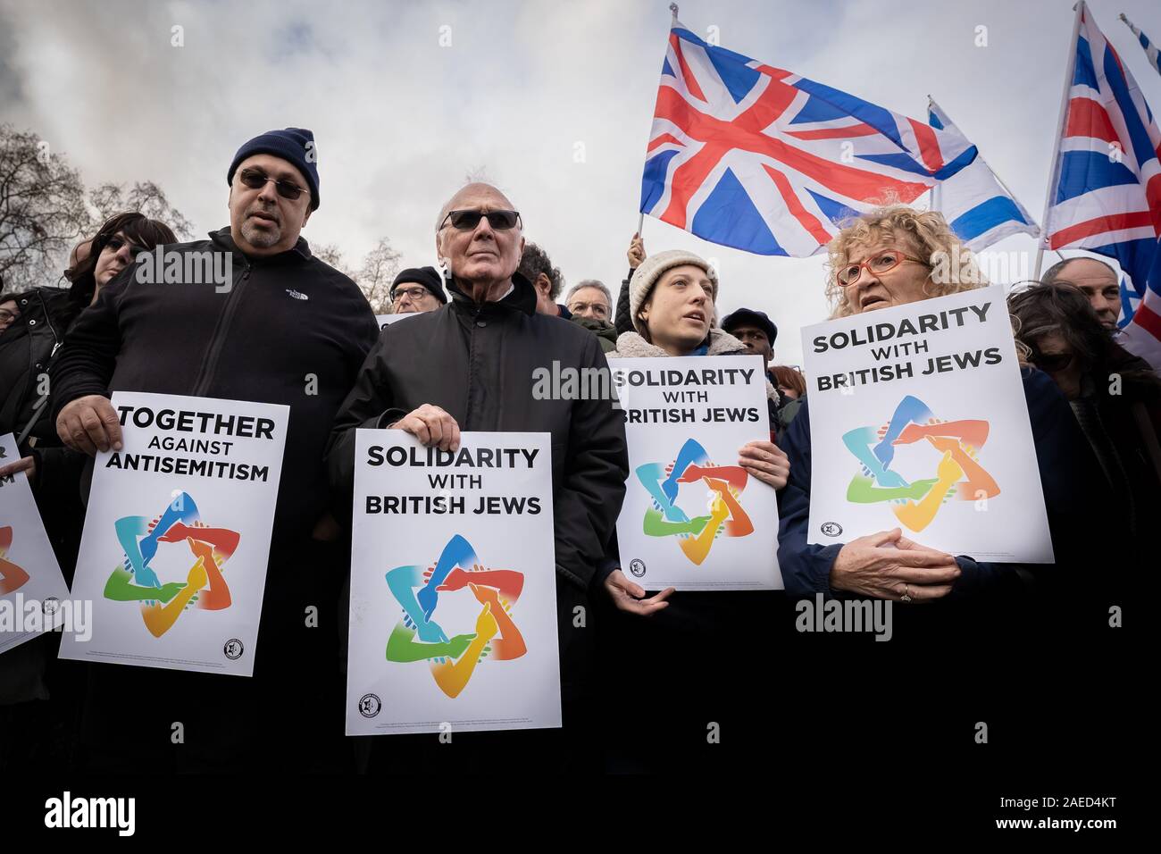 Londra, Regno Unito. 8 dicembre 2019. Insieme contro l' antisemitismo di dimostrazione e di rally in piazza del Parlamento. I membri della comunità ebraica e altri sostenitori si riuniscono per esprimere le loro preoccupazioni sulle questioni di antisemitismo verso gli Ebrei britannici nella vita pubblica e l'aumento dei crimini di odio. Credito: Guy Corbishley/Alamy Live News Foto Stock
