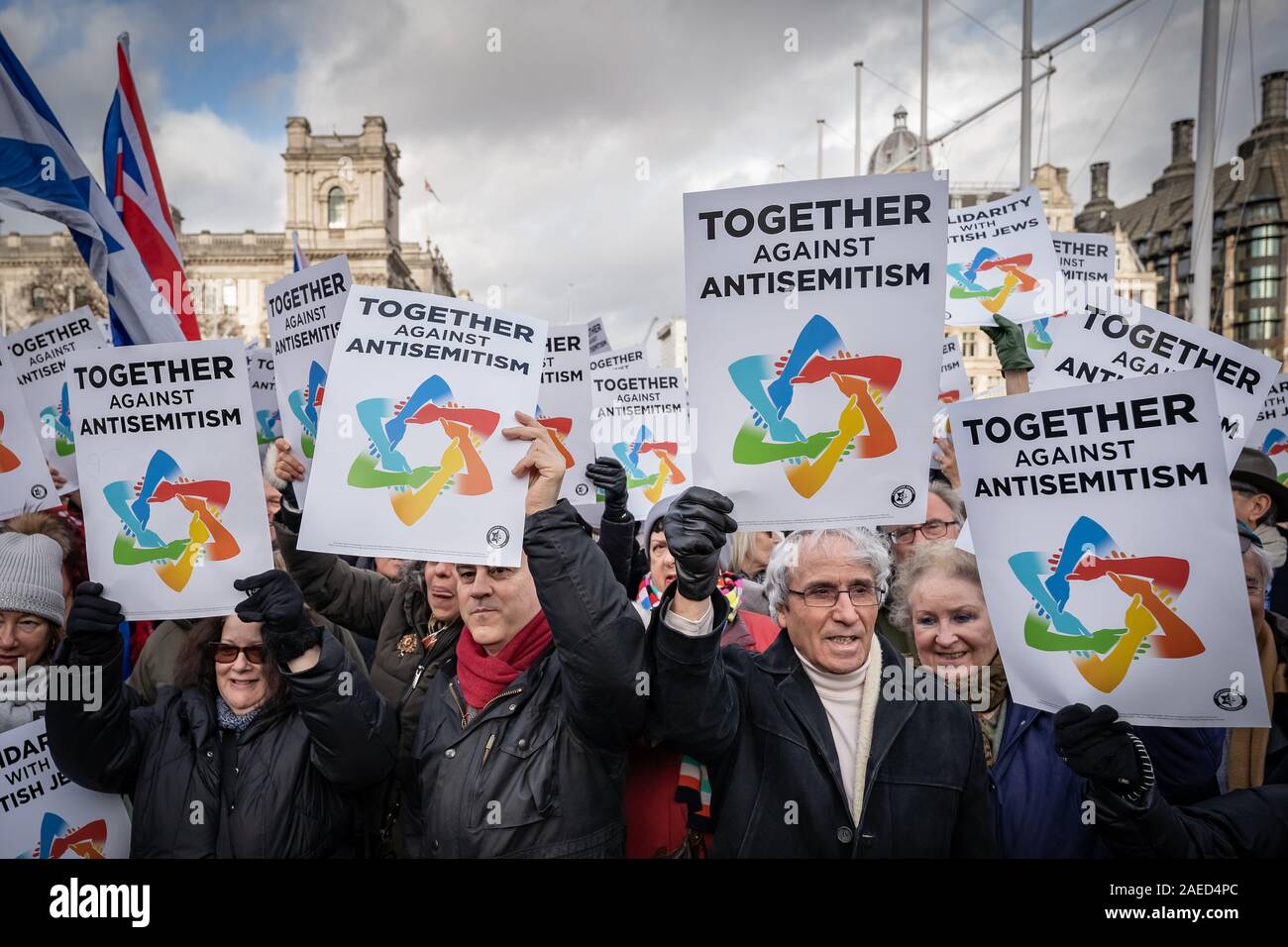 Londra, Regno Unito. 8 dicembre 2019. Insieme contro l' antisemitismo di dimostrazione e di rally in piazza del Parlamento. I membri della comunità ebraica e altri sostenitori si riuniscono per esprimere le loro preoccupazioni sulle questioni di antisemitismo verso gli Ebrei britannici nella vita pubblica e l'aumento dei crimini di odio. Credito: Guy Corbishley/Alamy Live News Foto Stock