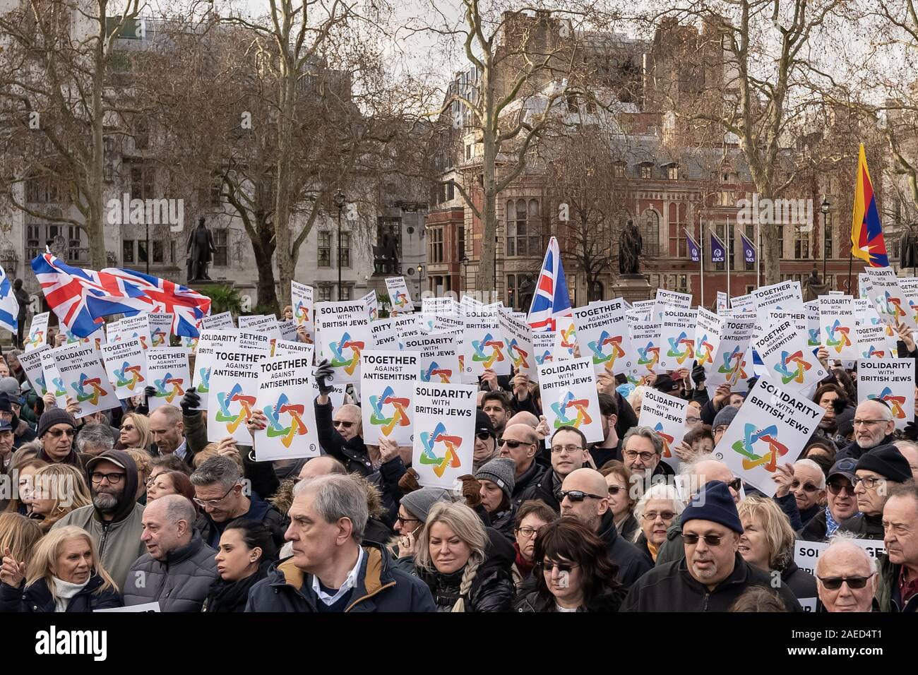 Londra, Regno Unito. 8 dicembre 2019. Insieme contro l' antisemitismo di dimostrazione e di rally in piazza del Parlamento. I membri della comunità ebraica e altri sostenitori si riuniscono per esprimere le loro preoccupazioni sulle questioni di antisemitismo verso gli Ebrei britannici nella vita pubblica e l'aumento dei crimini di odio. Credito: Guy Corbishley/Alamy Live News Foto Stock