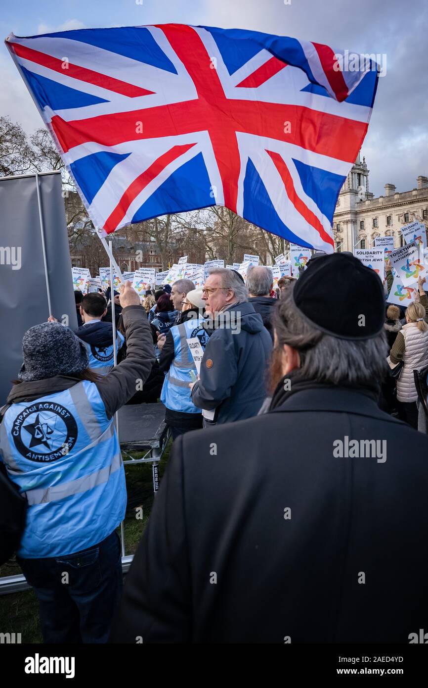 Londra, Regno Unito. 8 dicembre 2019. Insieme contro l' antisemitismo di dimostrazione e di rally in piazza del Parlamento. I membri della comunità ebraica e altri sostenitori si riuniscono per esprimere le loro preoccupazioni sulle questioni di antisemitismo verso gli Ebrei britannici nella vita pubblica e l'aumento dei crimini di odio. Credito: Guy Corbishley/Alamy Live News Foto Stock