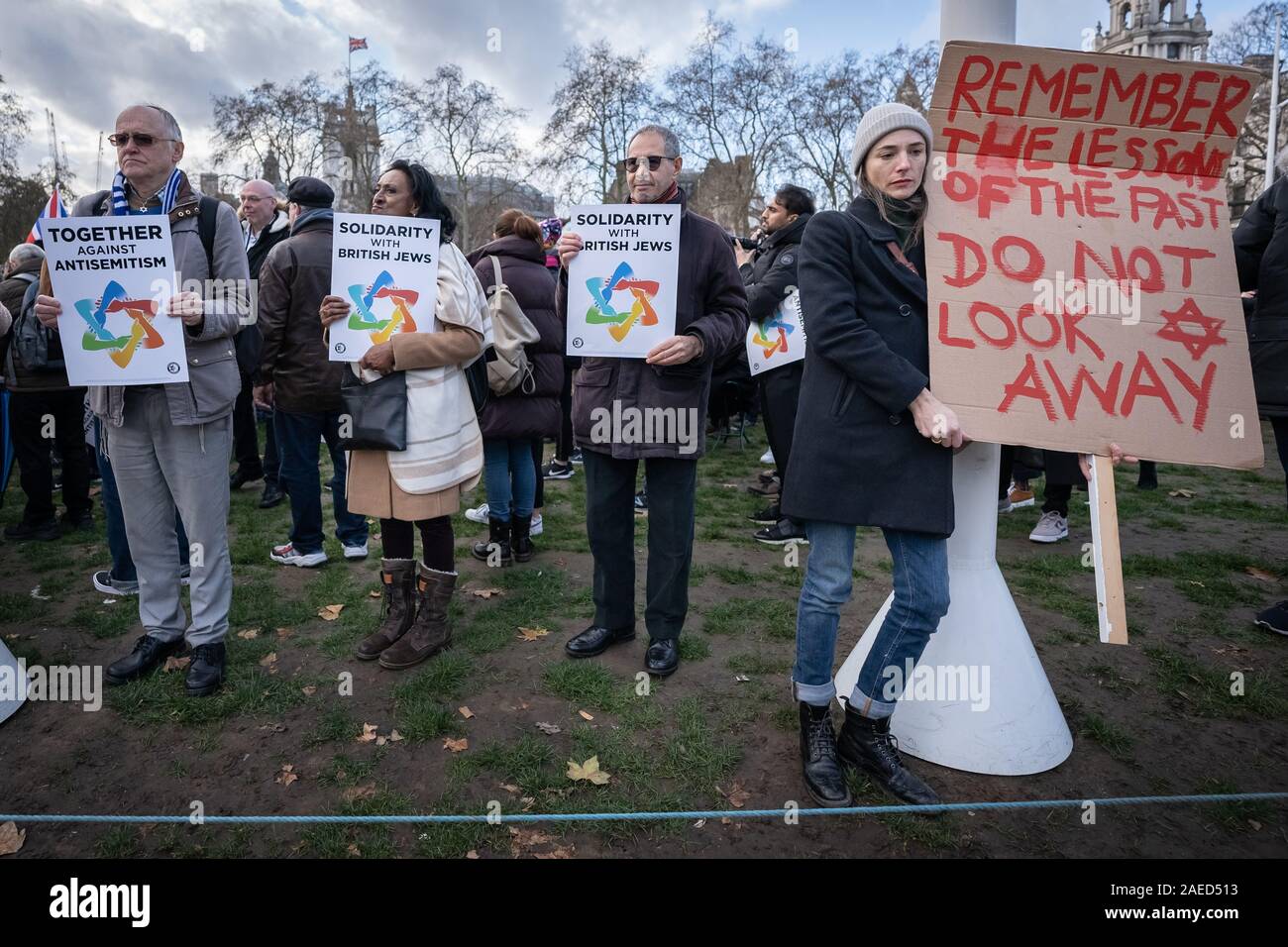Londra, Regno Unito. 8 dicembre 2019. Insieme contro l' antisemitismo di dimostrazione e di rally in piazza del Parlamento. I membri della comunità ebraica e altri sostenitori si riuniscono per esprimere le loro preoccupazioni sulle questioni di antisemitismo verso gli Ebrei britannici nella vita pubblica e l'aumento dei crimini di odio. Credito: Guy Corbishley/Alamy Live News Foto Stock