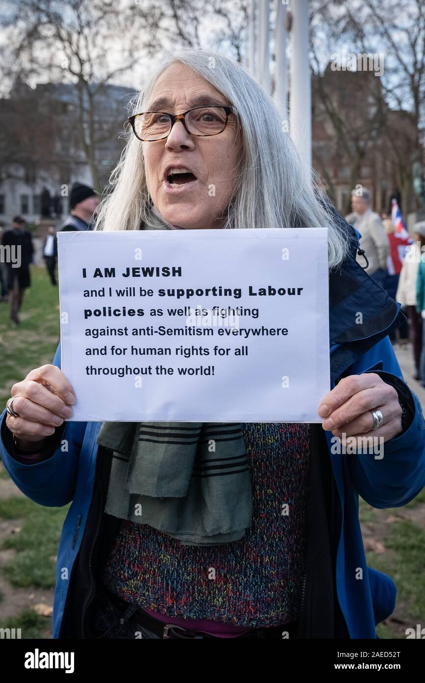Londra, Regno Unito. 8 dicembre 2019. Un Ebreo sostenitore del lavoro protesta durante l'insieme contro l' antisemitismo di dimostrazione e di rally in piazza del Parlamento. I membri della comunità ebraica e altri sostenitori si riuniscono per esprimere le loro preoccupazioni sulle questioni di antisemitismo verso gli Ebrei britannici nella vita pubblica e l'aumento dei crimini di odio. Credito: Guy Corbishley/Alamy Live News Foto Stock