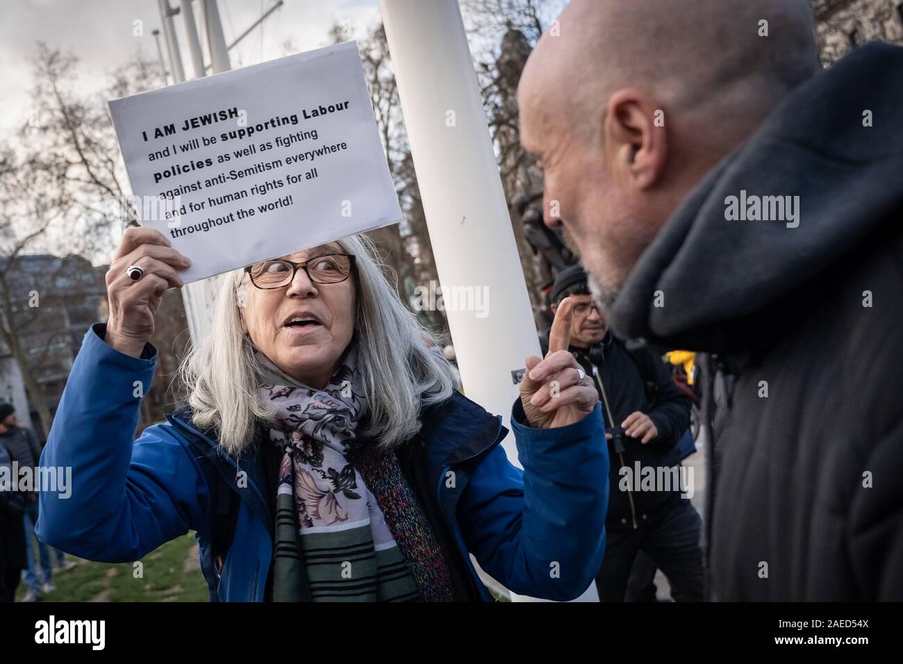 Londra, Regno Unito. 8 dicembre 2019. Un Ebreo sostenitore del lavoro (L) discussioni un anti-Corbyn protester durante l'insieme contro l' antisemitismo di dimostrazione e di rally in piazza del Parlamento. I membri della comunità ebraica e altri sostenitori si riuniscono per esprimere le loro preoccupazioni sulle questioni di antisemitismo verso gli Ebrei britannici nella vita pubblica e l'aumento dei crimini di odio. Credito: Guy Corbishley/Alamy Live News Foto Stock