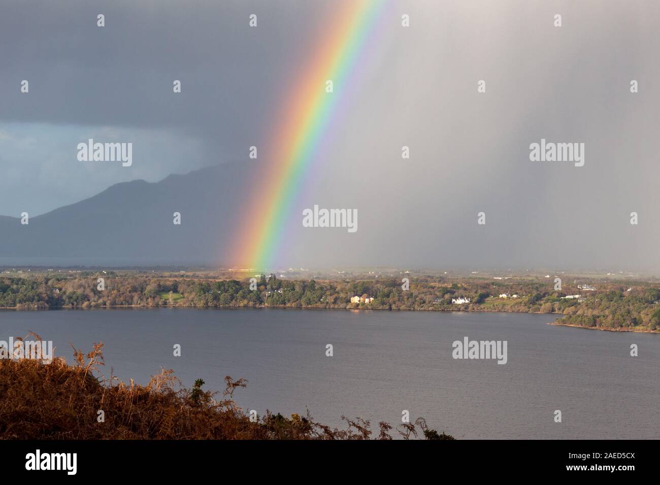 Rainbow e pioggia nuvole sopra il lago di Caragh nella Contea di Kerry, Irlanda Foto Stock