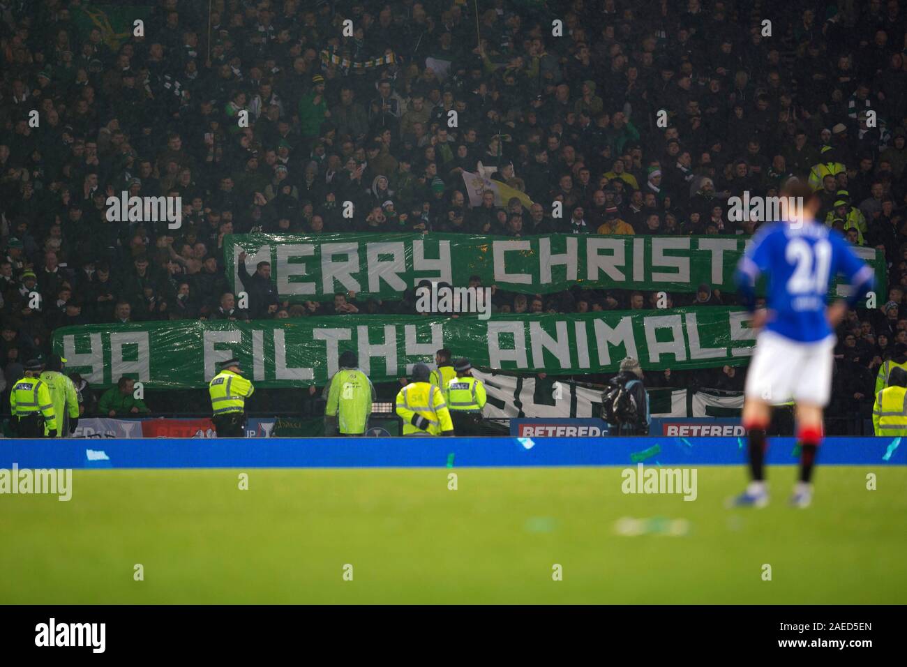 Hampden Park, Glasgow, Regno Unito. L'8 dicembre, 2019. Scottish finale di League Cup Calcio Celtic versus Rangers; appassionati di musica celtica banner a tempo pieno dopo la loro squadra aveva vinto il Betfred Cup finale all'Hampden Park Credit: Azione Plus sport/Alamy Live News Foto Stock