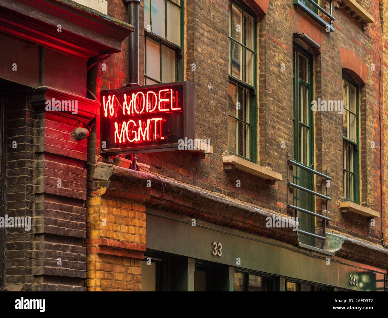 W modello agenzia di gestione in Charlotte Street a Londra nel vibrante quartiere di Shoreditch Foto Stock
