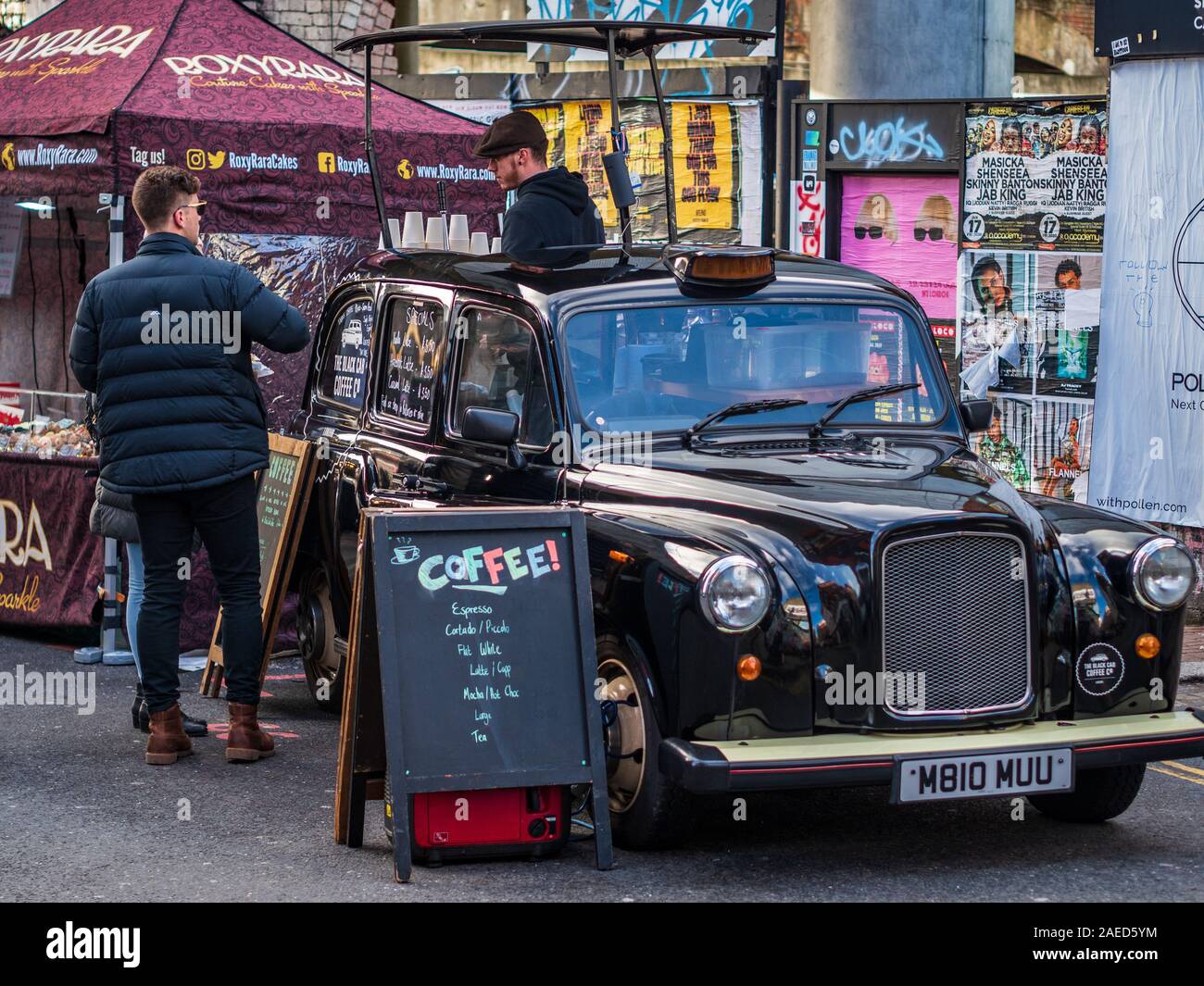 Londra Taxi Caffè - cabina nero caffè azienda utilizza un convertito London Taxi per servire il caffè in Brick Lane Shoreditch est di Londra. Foto Stock