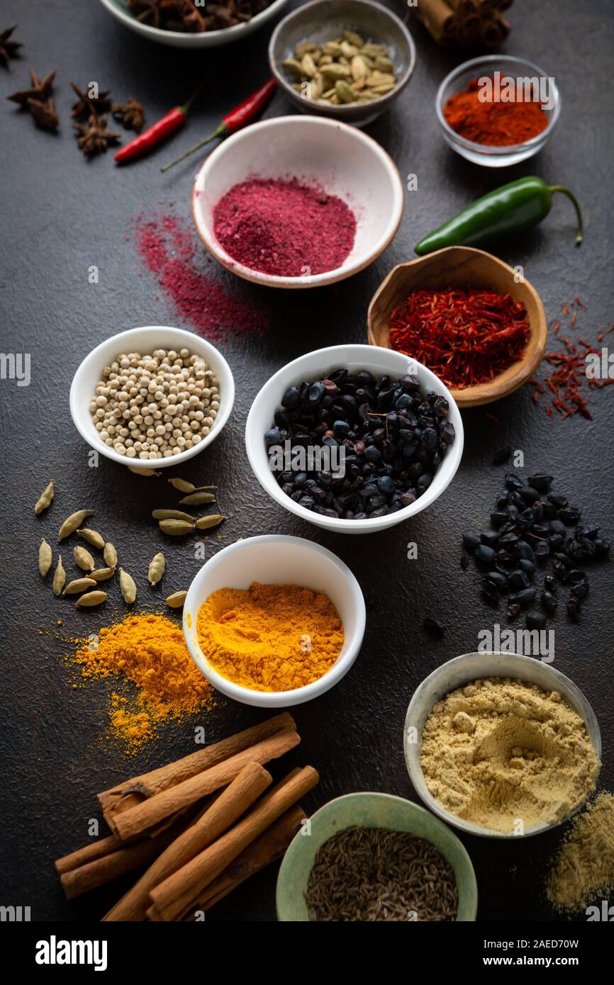Spezie differenti in piccole ciotole, cibo close-up Foto Stock