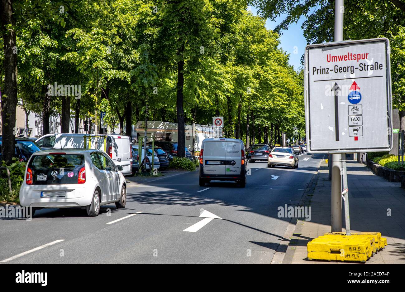 Düsseldorf, ambientale corsia su Prinz-Georg-Strasse, nel quartiere di Pempelfort, solo i taxi, ciclisti, autobus e automobili sono ammessi a guidare in t Foto Stock