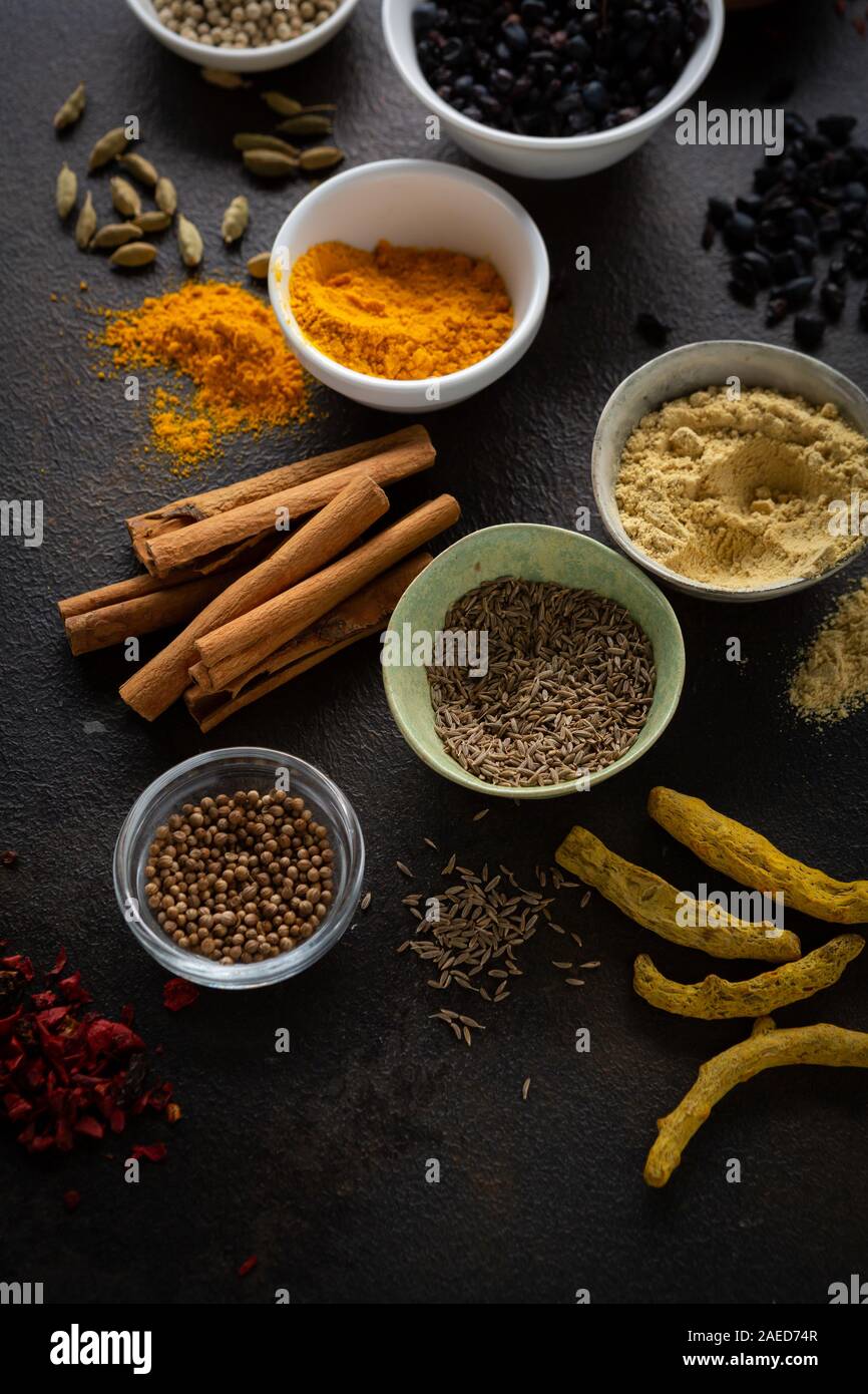 Spezie differenti in piccole ciotole vista superiore Foto Stock