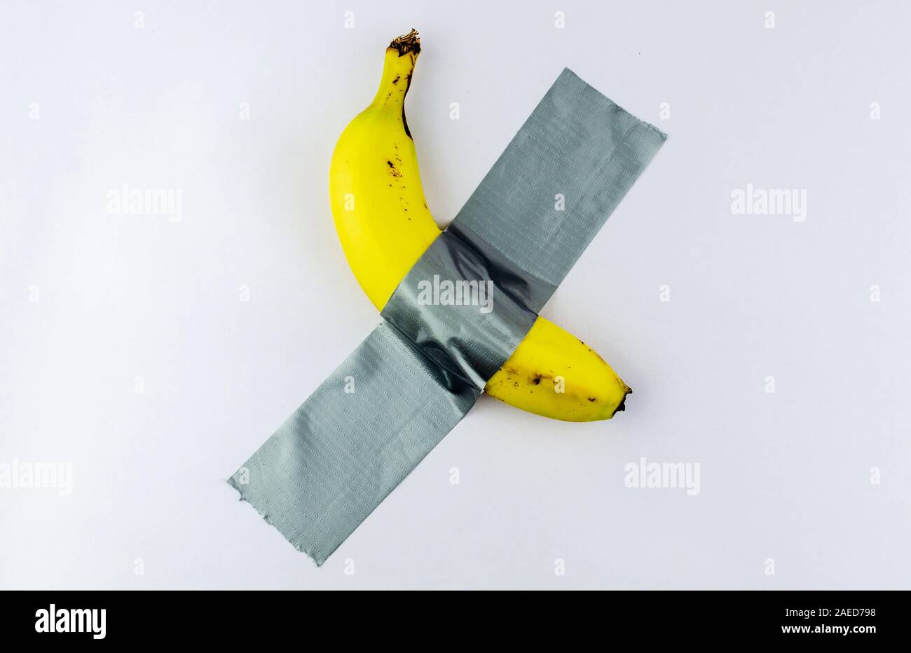 Condotto di Banana nastrato per la parete bianca. Foto concettuale. Foto Stock