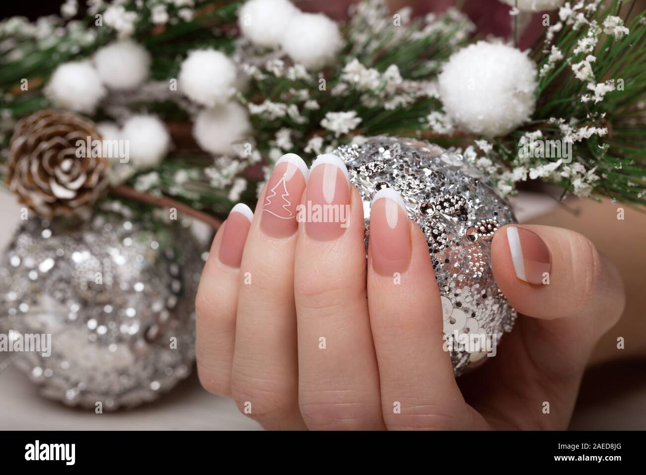 Snow White manicure in mani femminili. Inverno nail design. Foto Stock