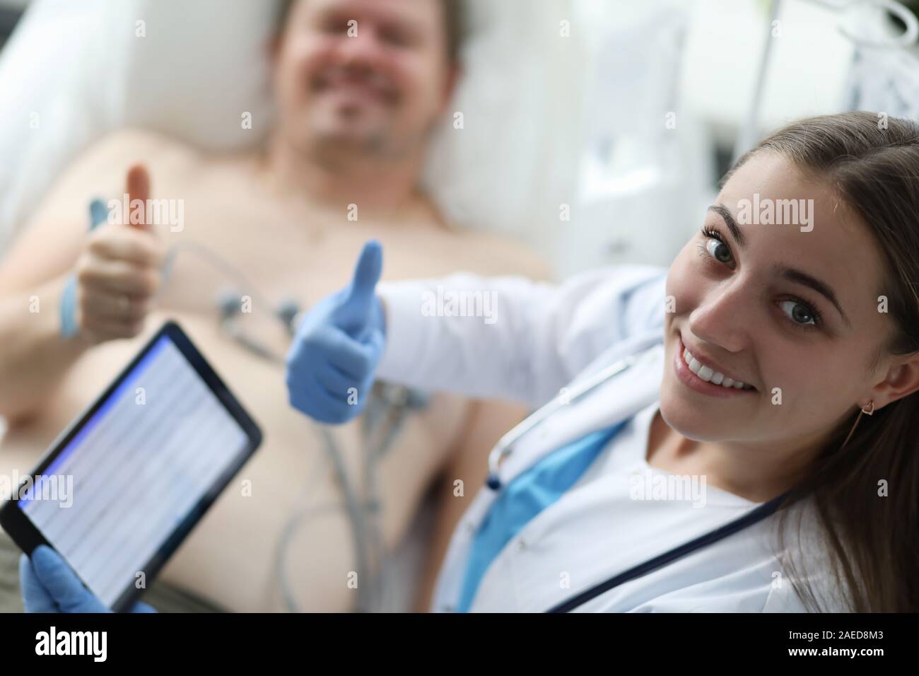 Felice medico donna con paziente Foto Stock