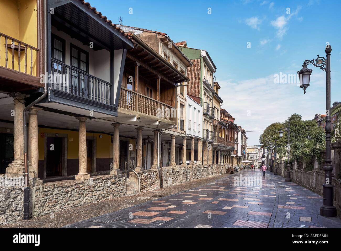 Costruito nel XVII secolo, Galiana Street è una delle più famose e frequentate della città di Avilés, Principato delle Asturie, Spagna, Europa. Foto Stock
