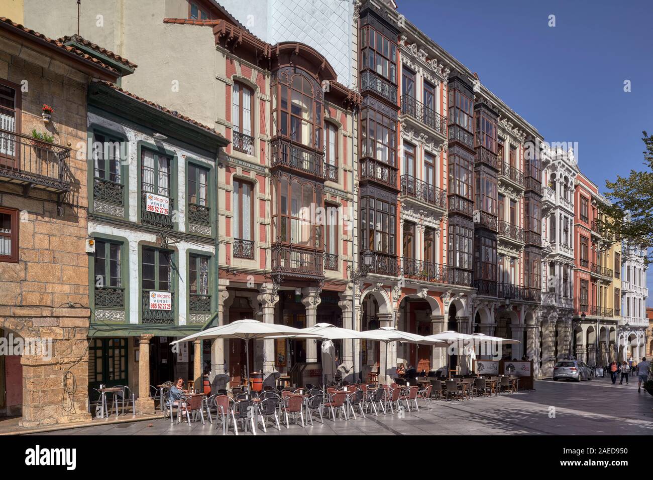 Strada di San Francisco, famoso set cinematografico con modernista ed edifici in stile liberty nel villaggio di Aviles, Principato delle Asturie, Spagna, Europa Foto Stock