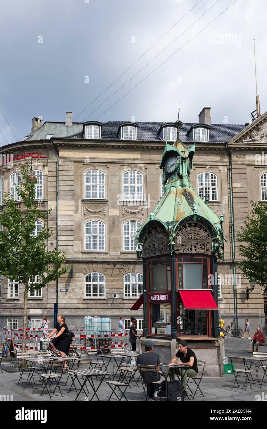 Due amici seduti e parlare in una piazza di Copenhagen, Danimarca Foto Stock