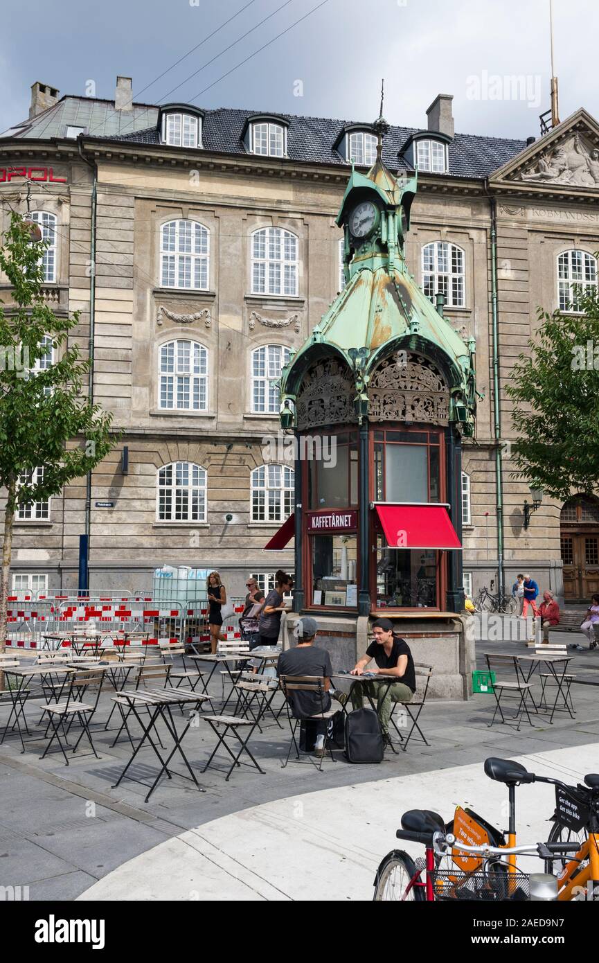 Due amici seduti e parlare in una piazza di Copenhagen, Danimarca Foto Stock