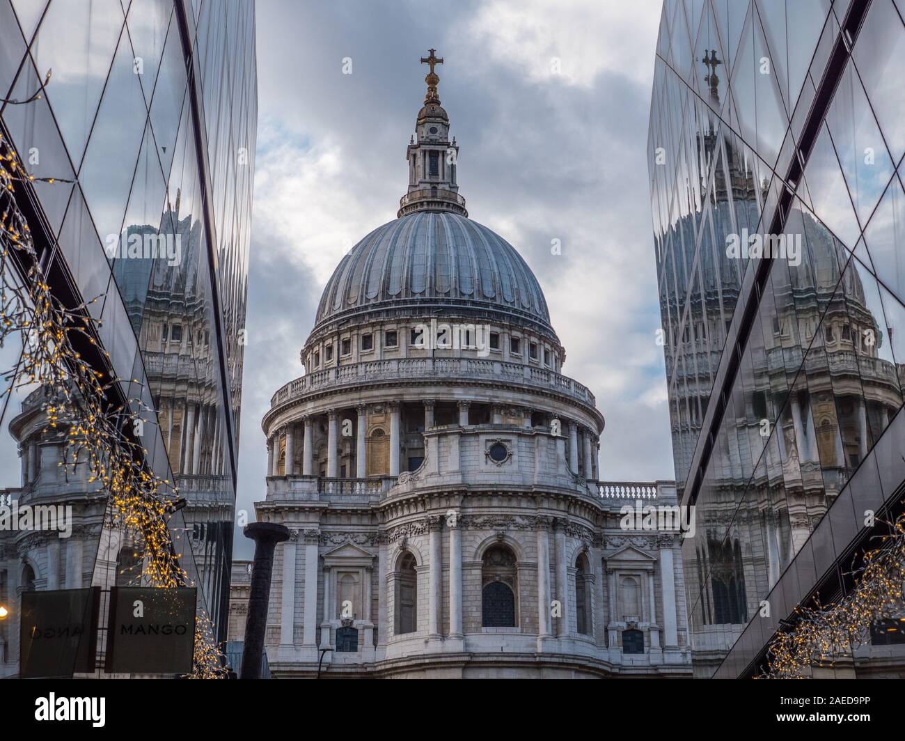 La Cattedrale di St Paul, riflesso nel vetro di una nuova modifica, Shopping Centre di Londra, Regno Unito, GB. Foto Stock