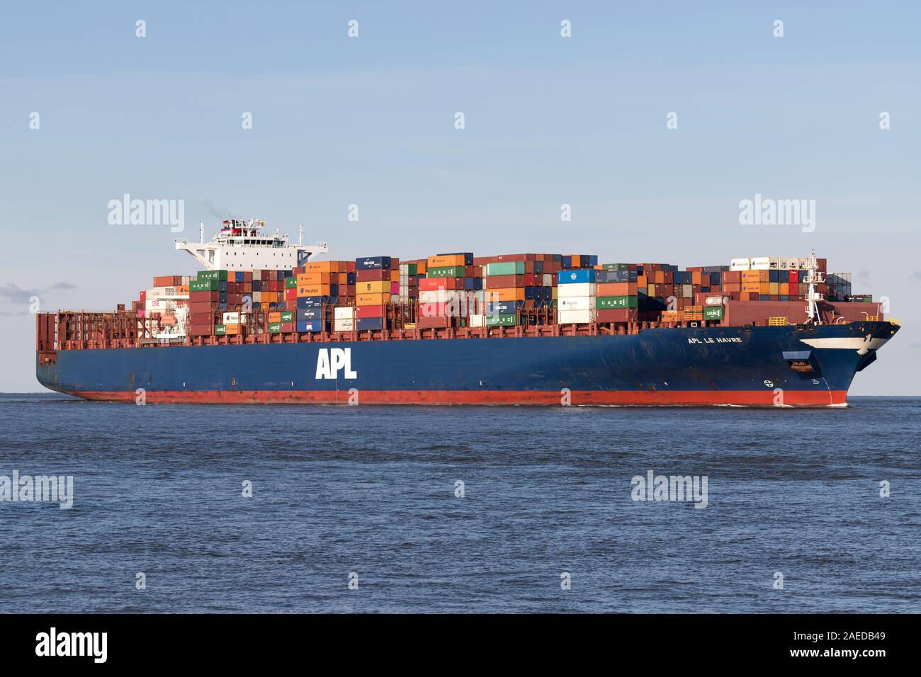 Nave portacontainer APL LE HAVRE sul fiume Elba Foto Stock