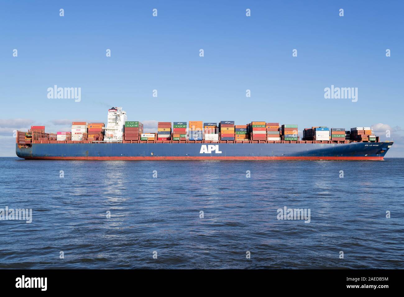 Nave portacontainer APL LE HAVRE sul fiume Elba Foto Stock
