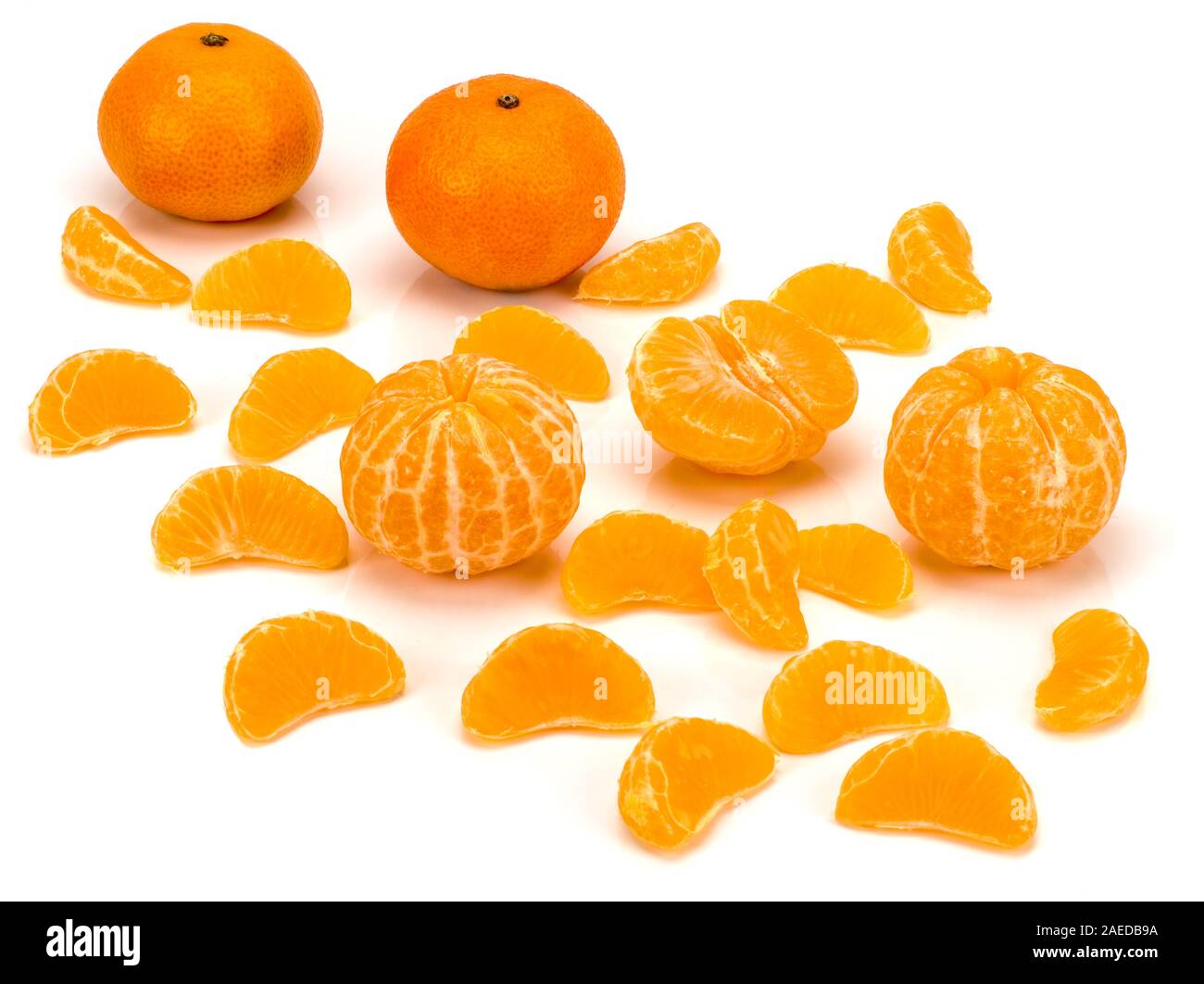 Mature mandarin close-up su uno sfondo bianco. Arancio con foglie su uno sfondo bianco. Foto Stock