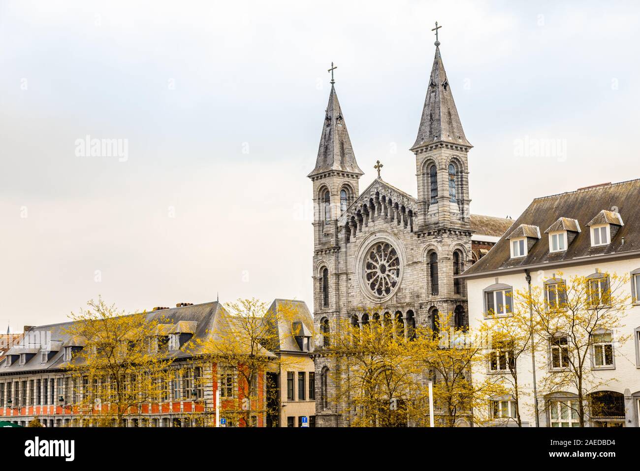 Street con Chiesa dei Redentoristi di Tournai, Vallone Comune, Belgio Foto Stock