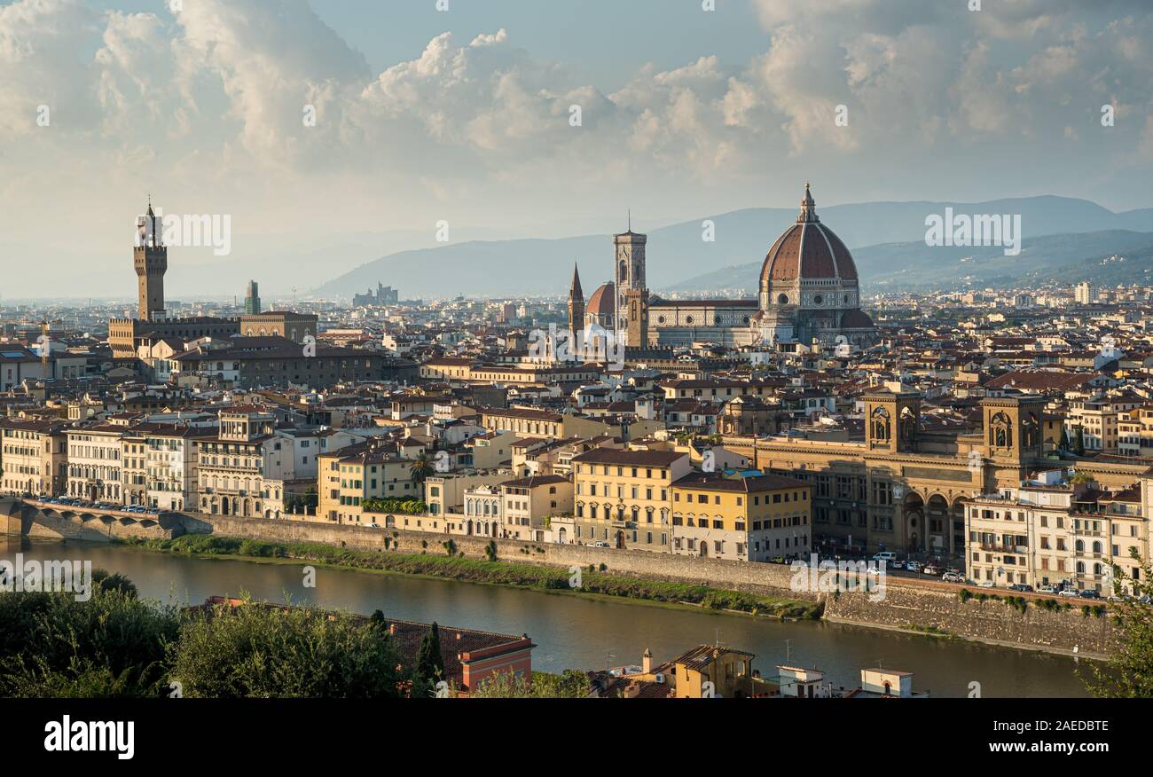 Vista panoramica del centro storico della città di Firenze in Italia da Michelangelo piazza appena prima del tramonto. Foto Stock