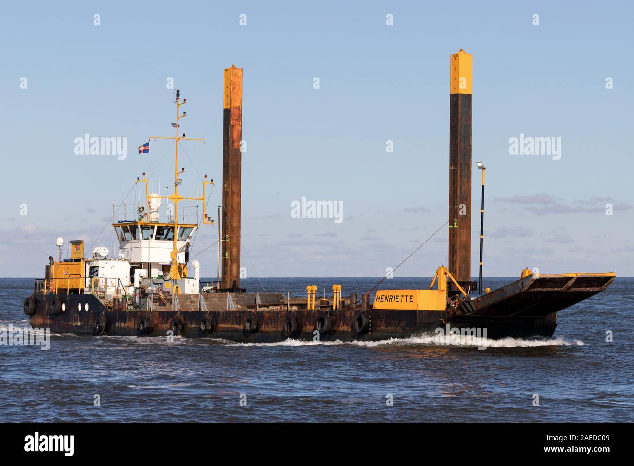 Semovente pontone lavoro HENRIETTE sul fiume Elba Foto Stock