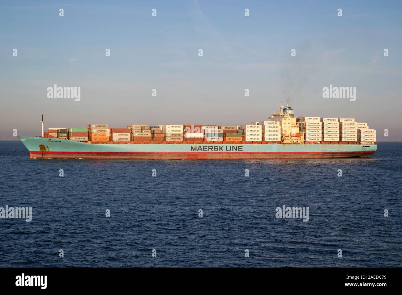 LUNA MAERSK sul fiume Elba. Maersk è il contenitore più grande nave operatore nel mondo. Foto Stock
