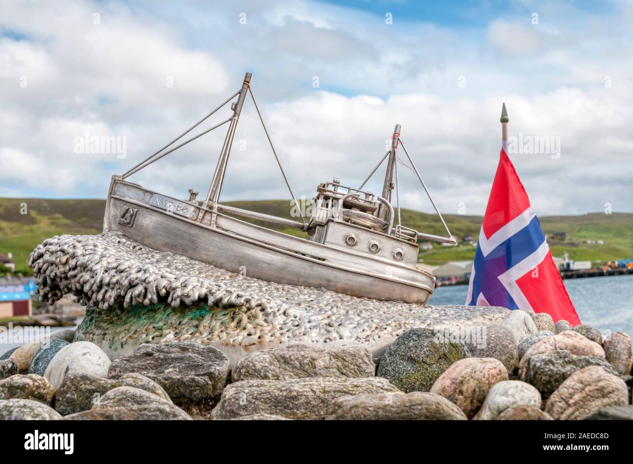 Il bus delle Shetland memorial in Scalloway, Shetland, con una bandiera norvegese. Foto Stock