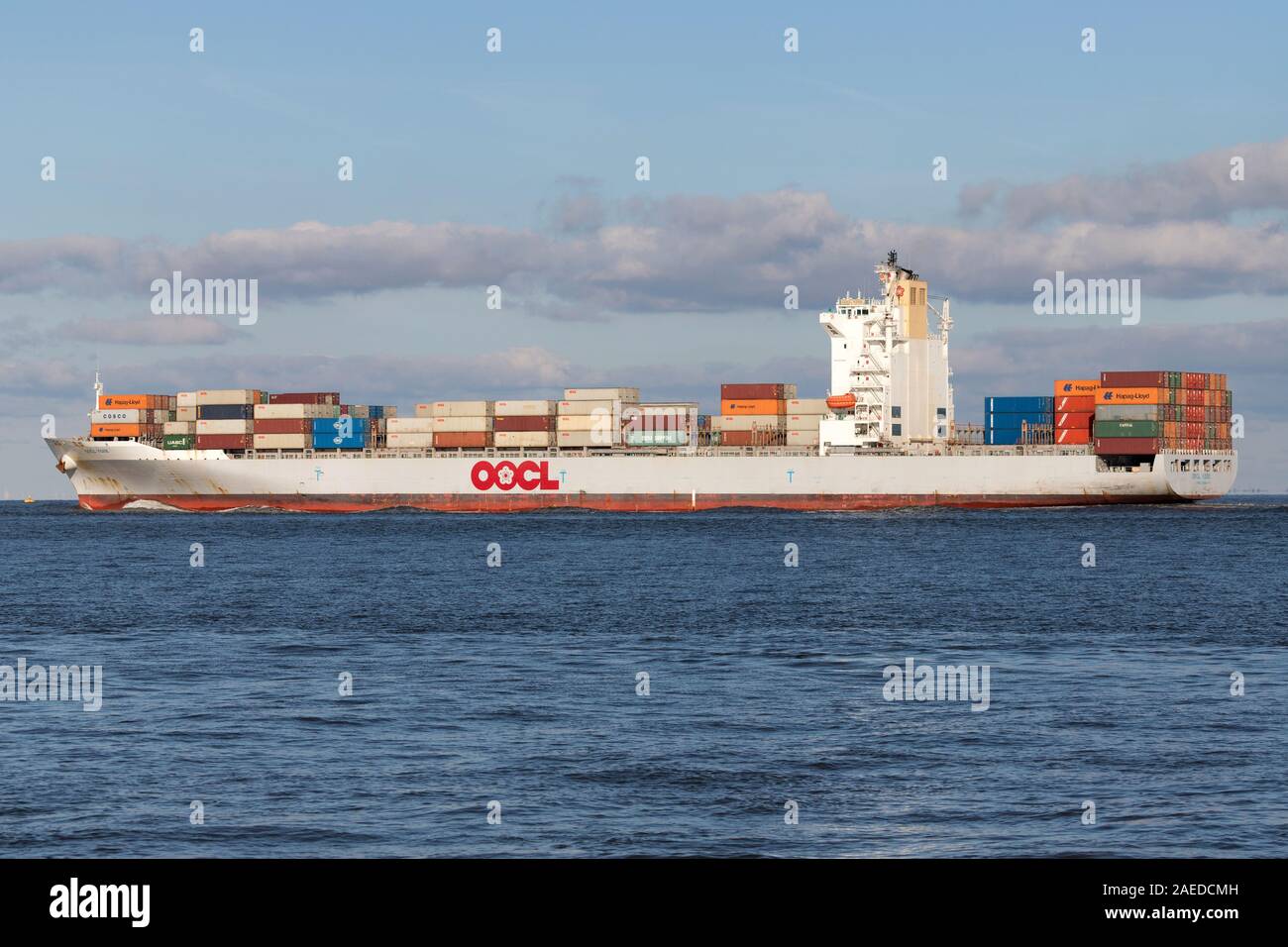 OOCL nave portacontainer OOCL KOBE sul fiume Elba Foto Stock