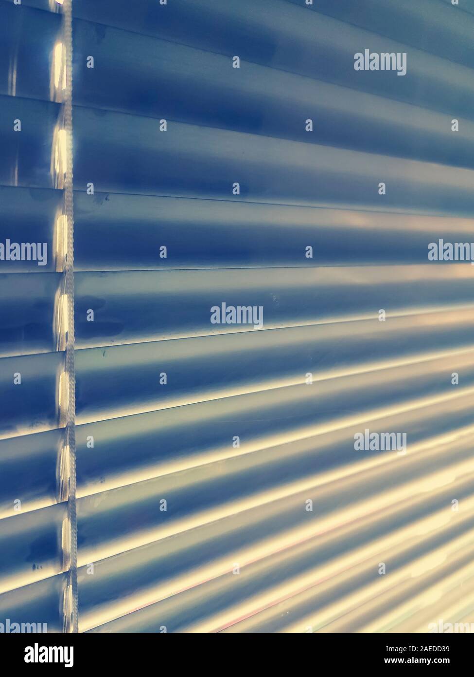 Tendine Argento alluminio sfinestratura sulla finestra tracciato orizzontale. Ante in vetro in casa o ufficio interno Foto Stock