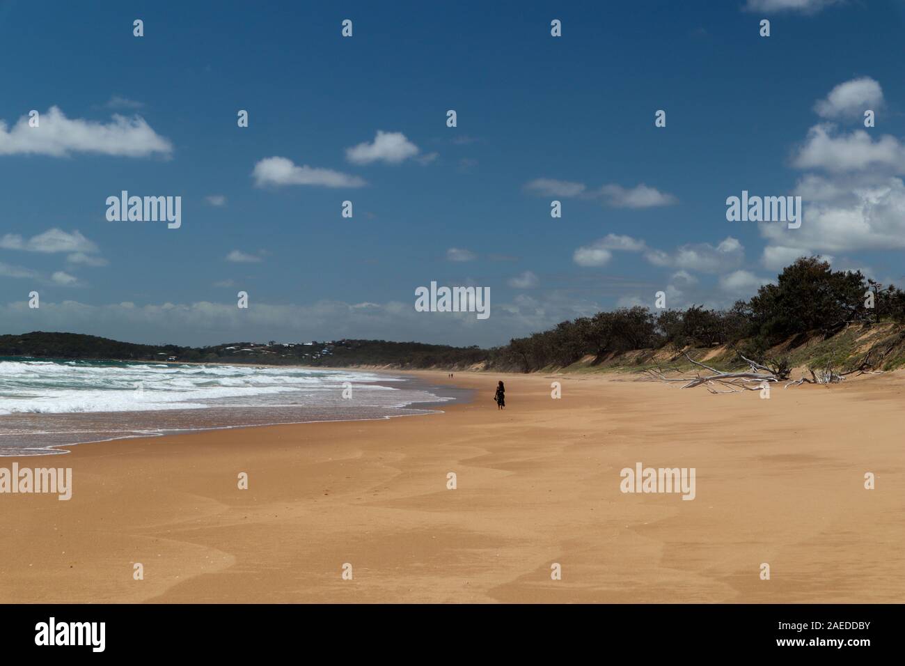 Lunga e remota spiaggia con solo una persona a piedi Foto Stock